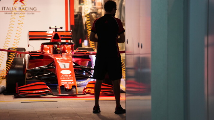 Mann vor Ferrari Formel 1 Auto
